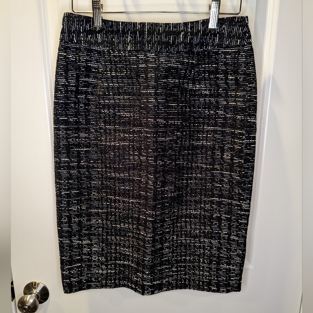 Banana Republic black textured pencil skirt blue and white threading size small